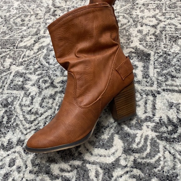 New Size 8 Brown Low Boots with Buckles Size 8 - Picture 9 of 9